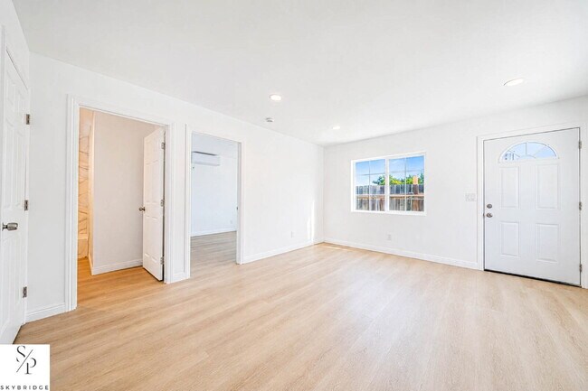 Building Photo - Bright 1BR in Los Angeles — Cozy, Convenient City Living