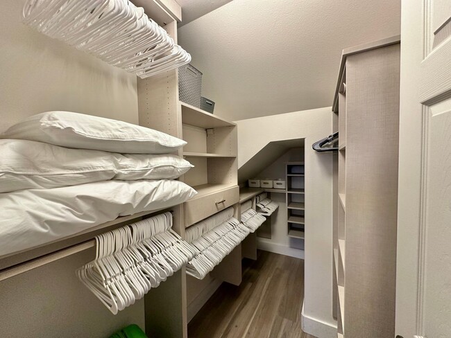 Building Photo - Modern & Custom 3 Bedroom / 2.5 Bathroom H...