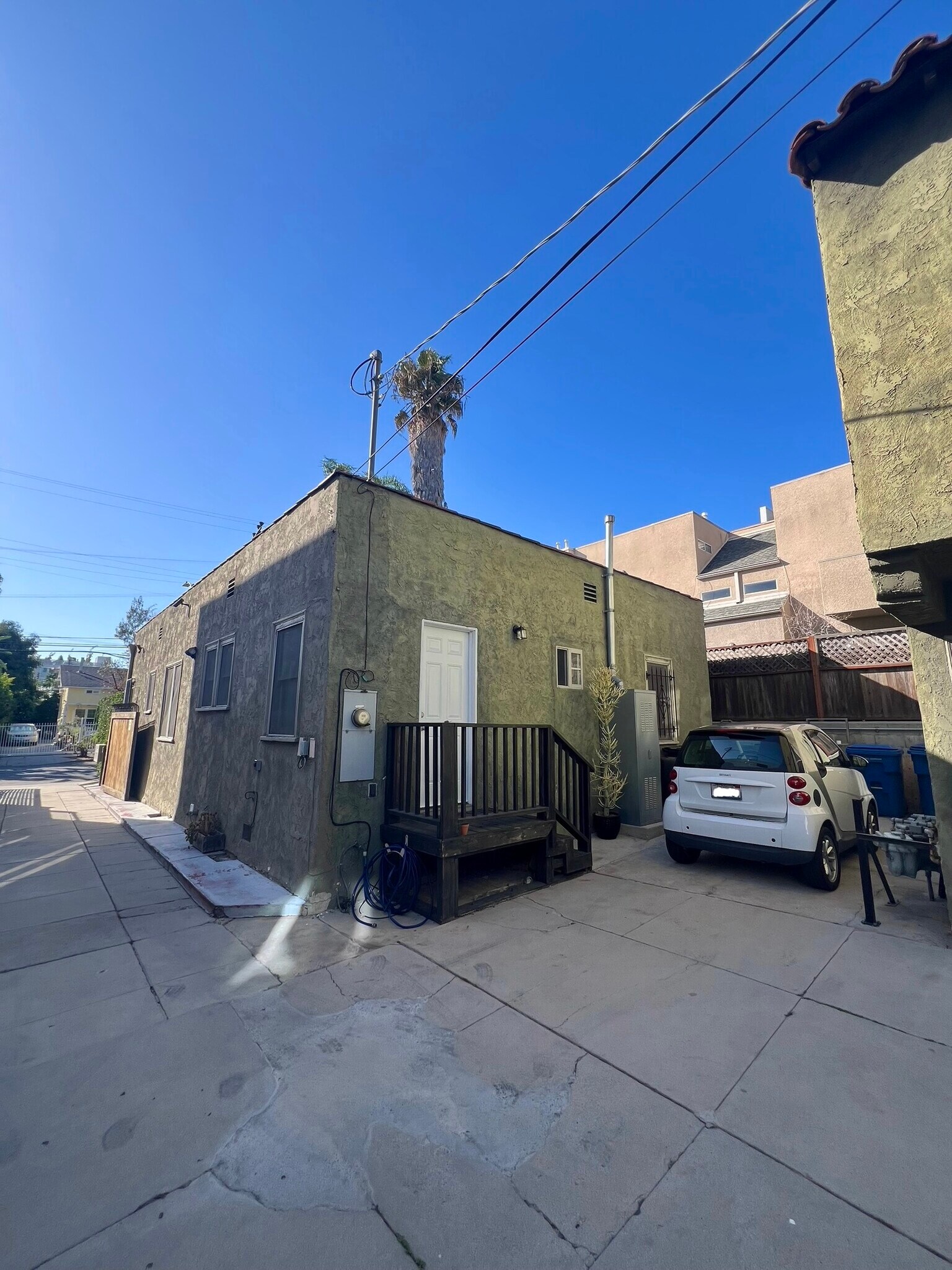 Building Photo - 1152 N Sycamore Ave