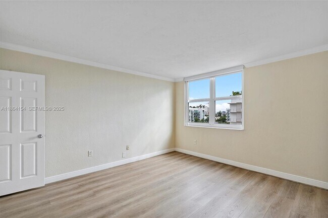 Building Photo - 10350 W Bay Harbor Dr