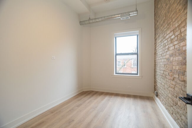 Building Photo - 2256 N Sawyer Ave