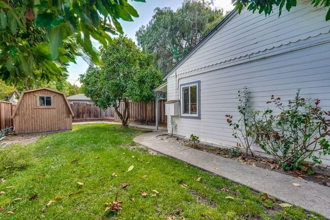 Building Photo - Private ADU with Fenced Yard, Indoor Laund...