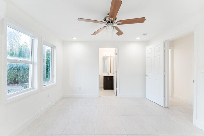 Building Photo - 364 E Palmetto Park Rd