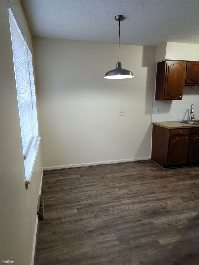 Building Photo - 3 br, 1.5 bath Duplex - 8 Hawthorne Place 10