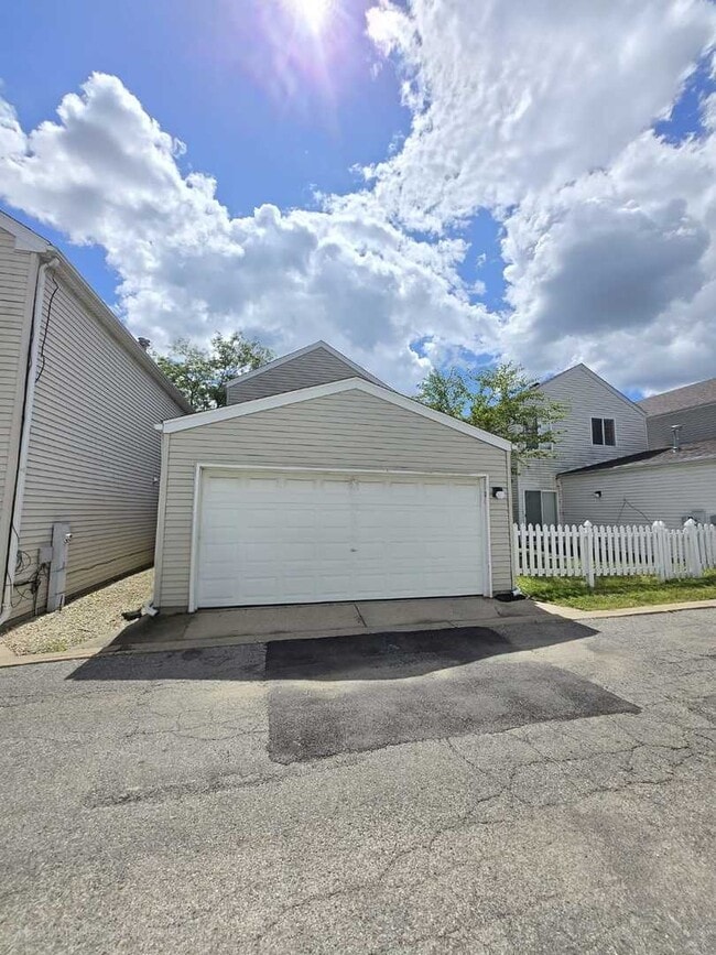 Building Photo - 1101 Symphony Dr
