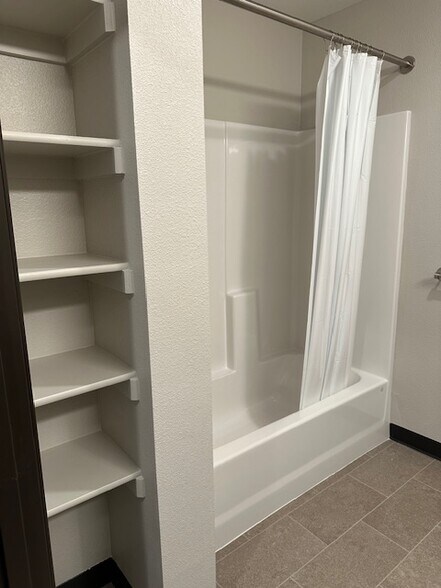 Building Photo - 15 19th Ave SW