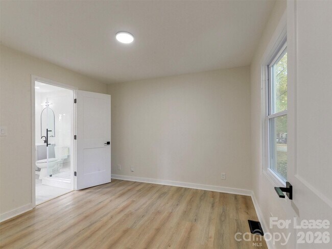 Building Photo - 2721 Mayflower Rd