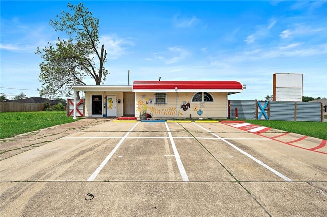 Building Photo - 5639 Overdale St