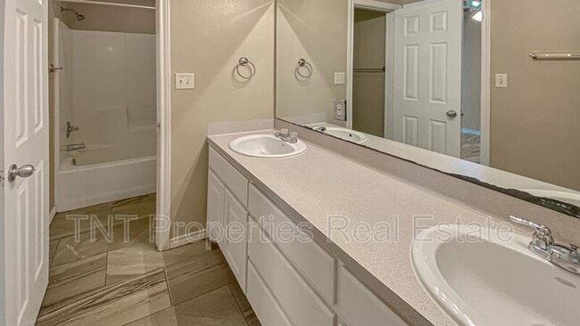 Building Photo - 9939 Risky's Ranch Dr