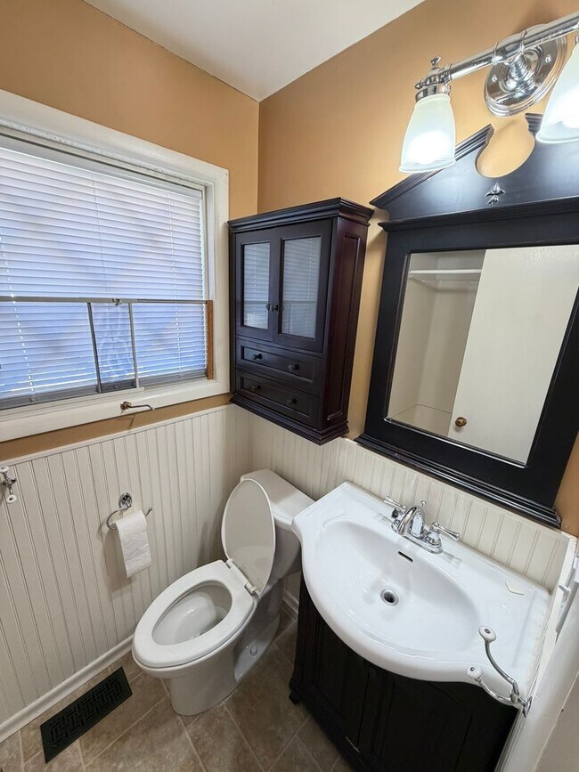 Building Photo - 3 Bedroom on Large corner lot!