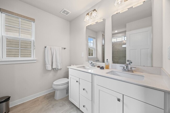 Building Photo - Like new 3-bed, 2.5 bath townhome in Cramerton Mills Parkway!