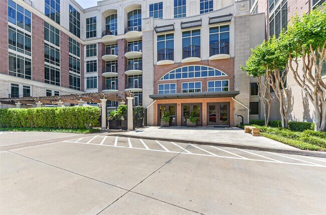 Building Photo - 1616 Fountain View Dr