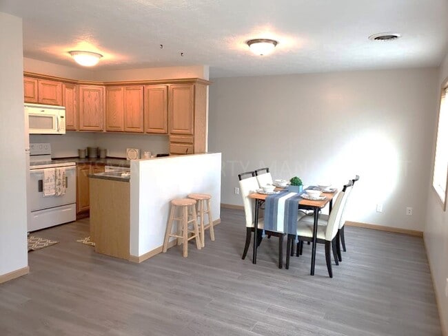 Building Photo - 300 Scott Pl