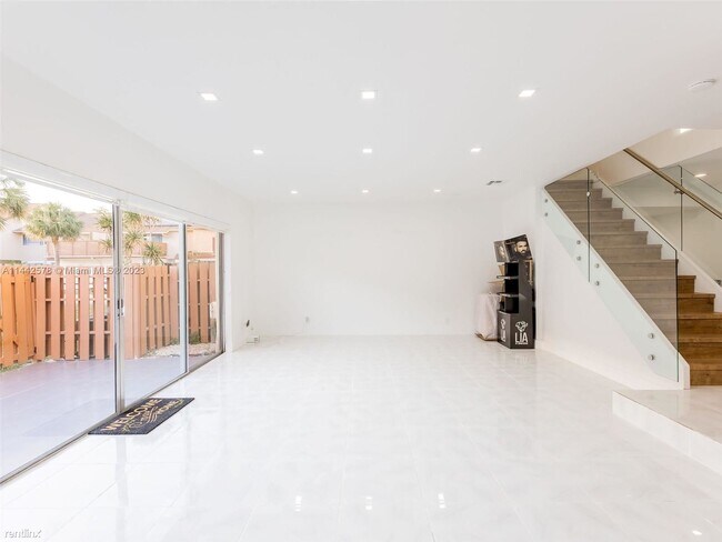 Building Photo - 4 br, 2.5 bath House - 8212 NW 8th Pl # 2