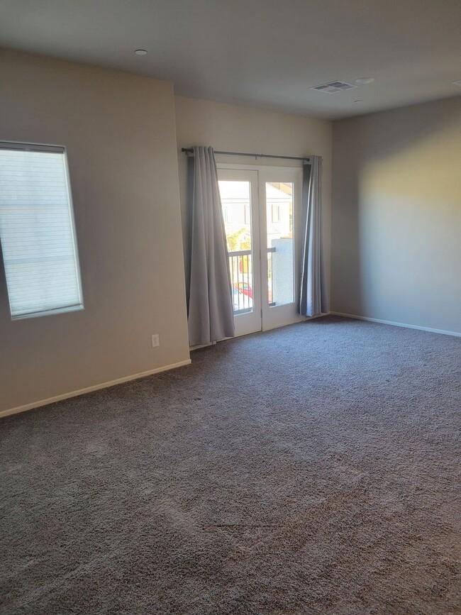 Building Photo - 2 Bed, 2 Bath Townhome in N. Las Vegas!