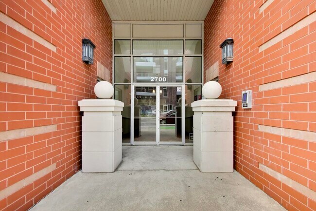 Building Photo - 2700 W Belmont Ave