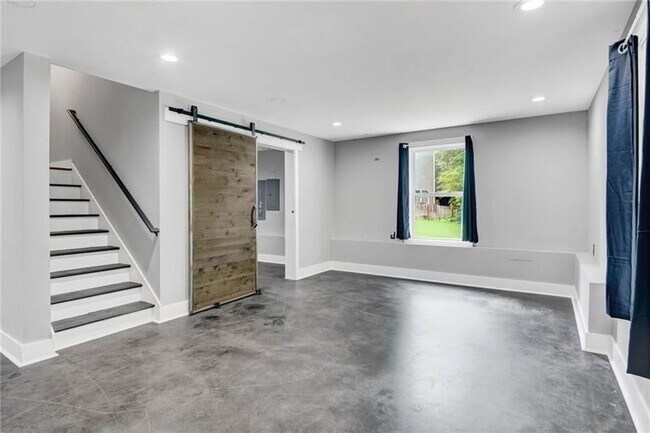 Building Photo - 3355 E Gate Dr