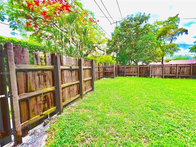 Building Photo - 410 Pinecrest Dr