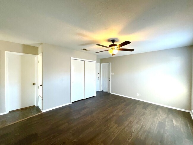 Building Photo - MUST SEE! 2 Bedroom / 1.5 Bath Duplex w/ Garage!