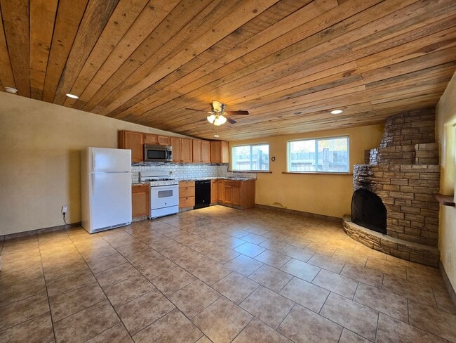 Building Photo - 941 Agua Fria St