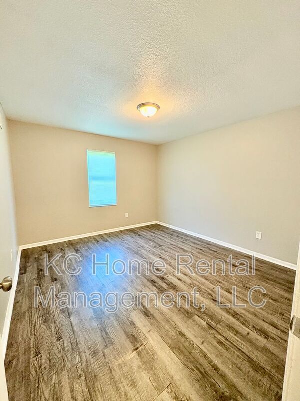 Building Photo - 513 N Troost St