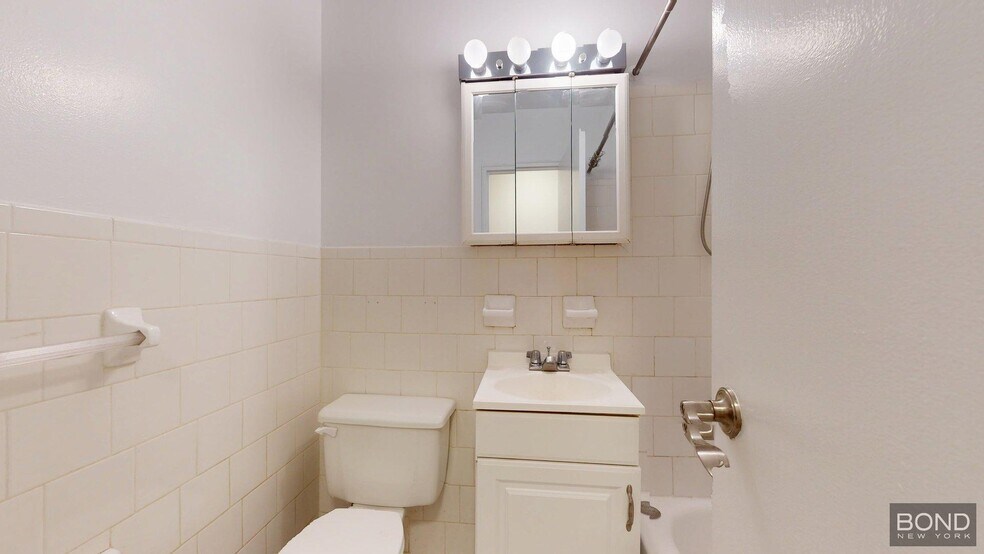 Building Photo - 306 E 91st St