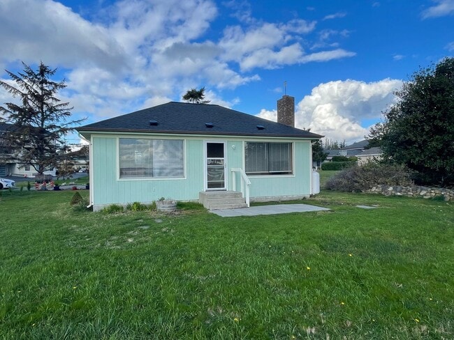 Building Photo - ***PENDING APPLICATION***Adorable Single Story 2 Bedroom Home Right on the Water!
