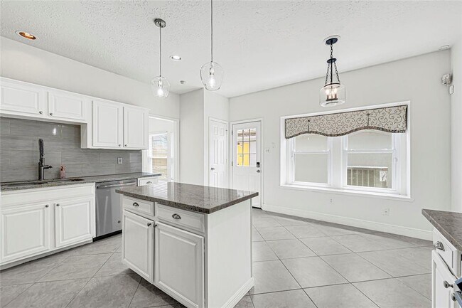Building Photo - 1273 El Camino Village Dr