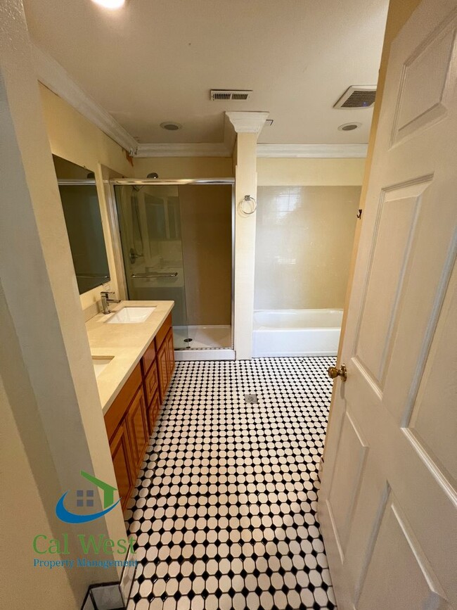 Building Photo - $5800 - Spacious 5 Beds 4 baths with large...