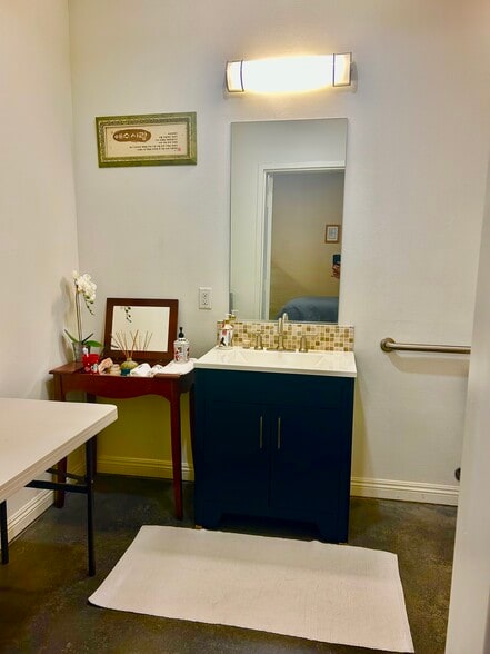 Building Photo - 300 E 4th St