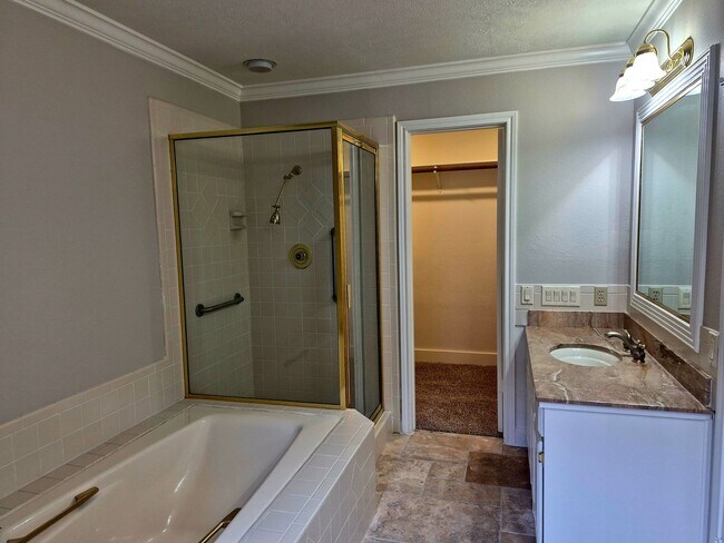 Building Photo - Golf Course Living in The Hills – 4 Bed in Lakeway