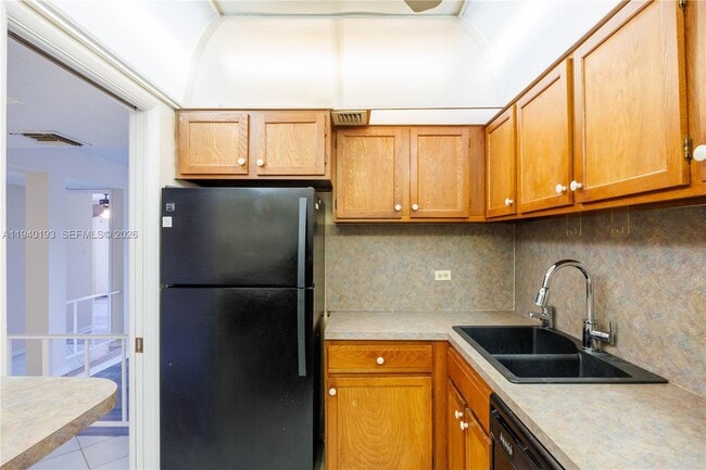 Building Photo - 3760 Inverrary Dr