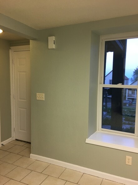 Building Photo - 725 E 5th St