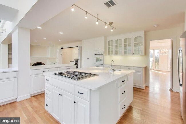 Building Photo - 4001 N Ridgeview Rd