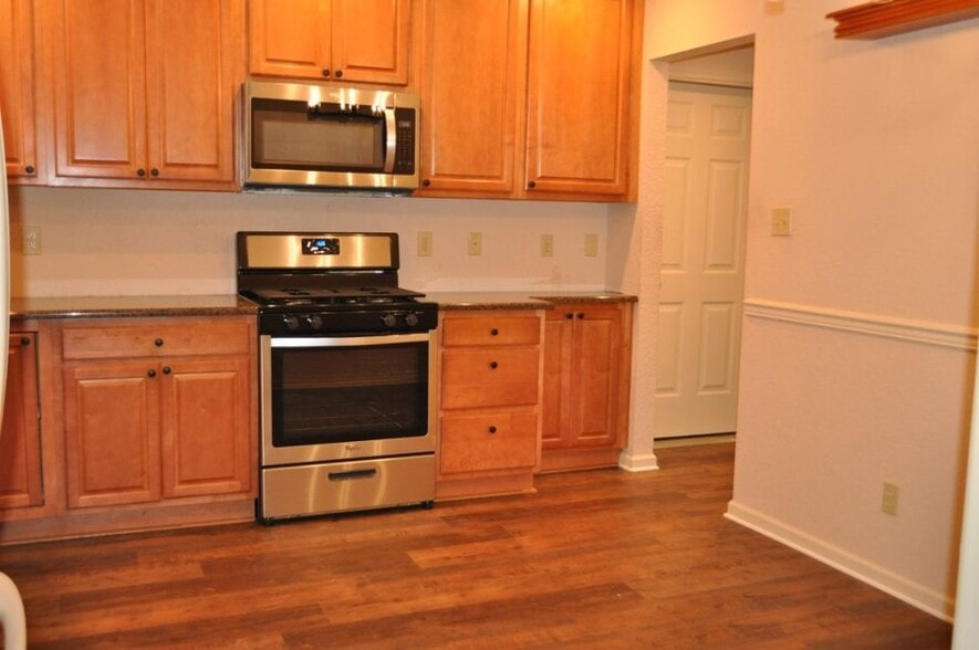 Building Photo - 601 Concord Villas Way