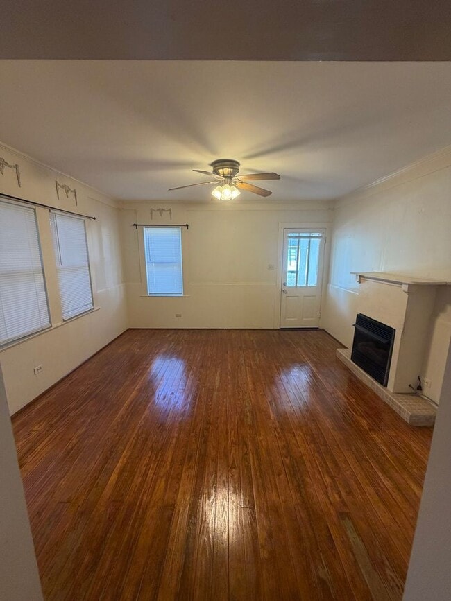 Building Photo - Three Bedroom, 2 Bathroom