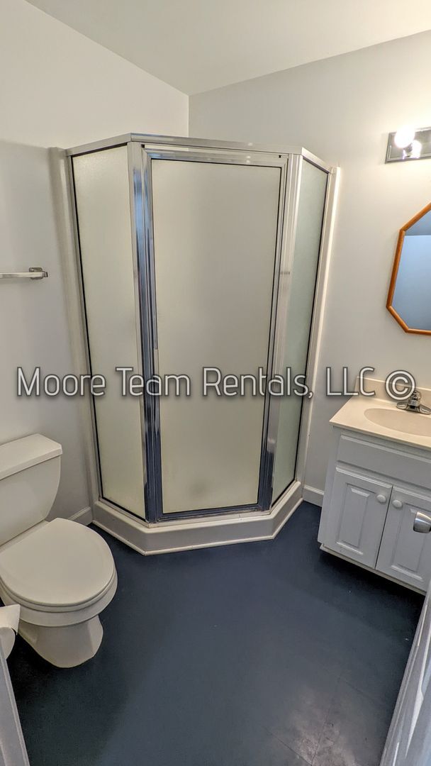Building Photo - 2 Bed Cape Cod + Large Hobby Room