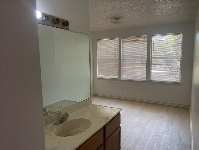 Building Photo - 6610 Windrift Way