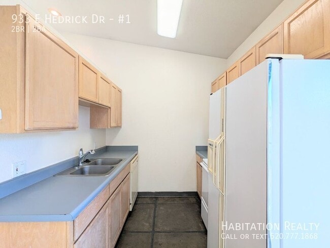Building Photo - 933 E Hedrick Dr