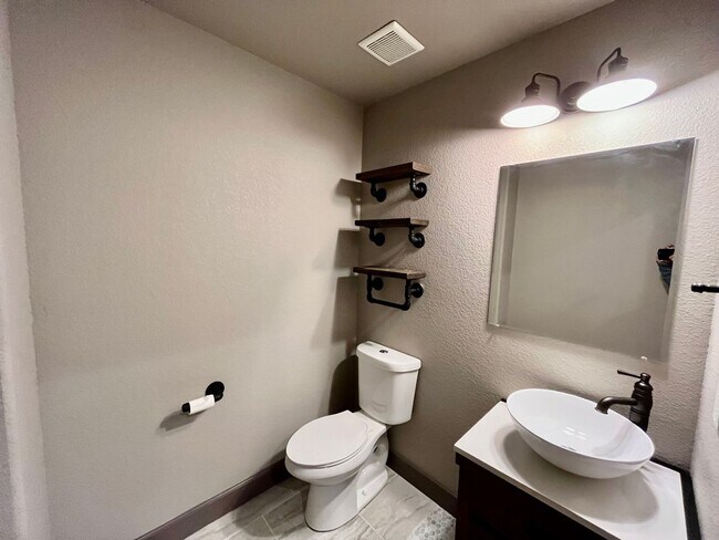 Building Photo - * Rare Find* Luxurious 3 Bedroom Modern-Rustic Townhome in Mountain Shadows