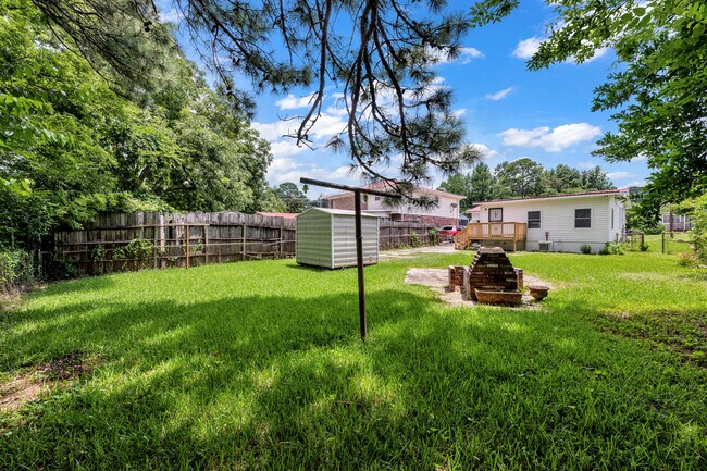 Building Photo - 208 17th Ave SW