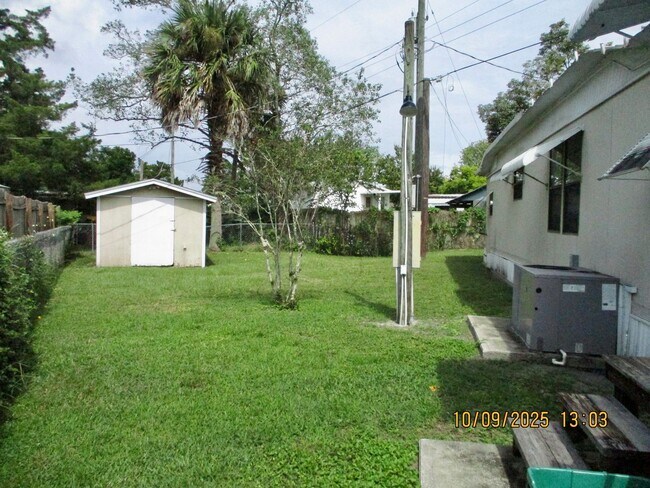 Building Photo - Welcome to this inviting 2-bedroom, 1-bath...