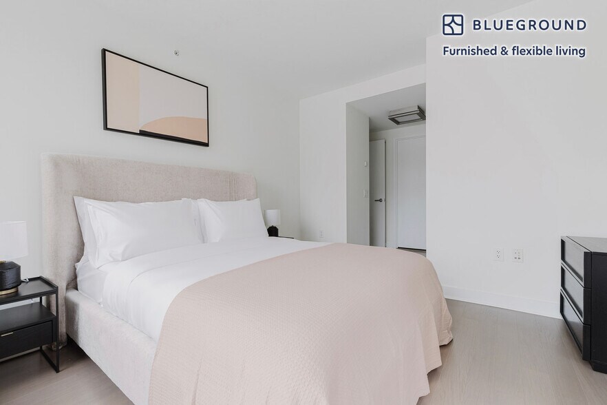 Building Photo - 450 W 42nd St