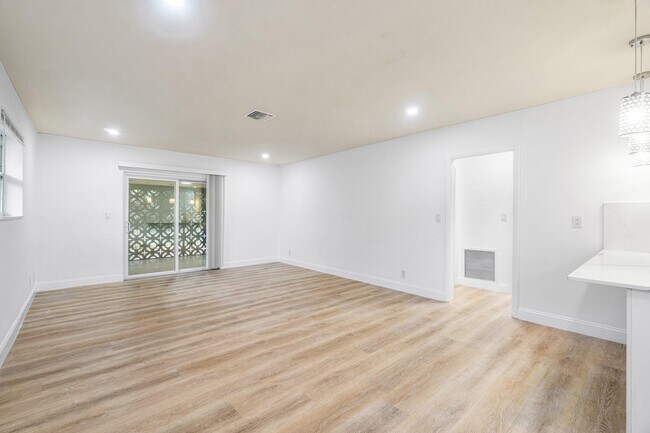 Building Photo - 434 SW 9th St