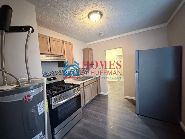 Building Photo - Two Bedroom House | Updated with Appliances
