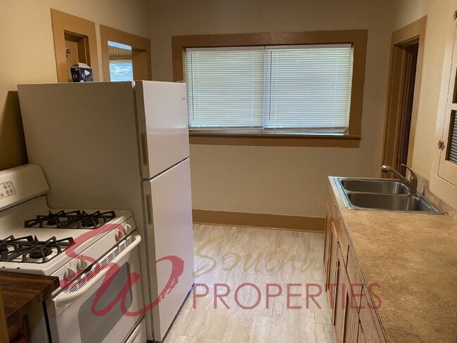 Building Photo - Super cute, good sized, one bedroom home one block from campus!