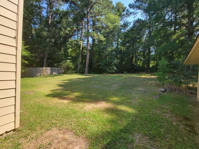 Building Photo - 4 Bedroom 2 bathroom