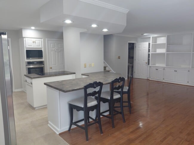 Building Photo - 3507 Lakeside Ct