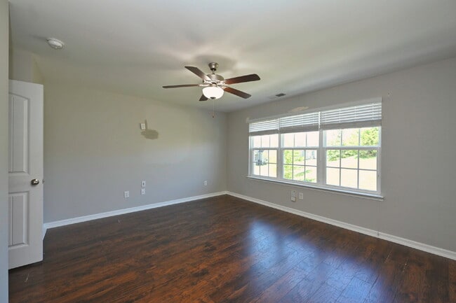 Building Photo - Minutes to Nashville! Stylish 2BR/2.5BA Goodlettsville Townhome