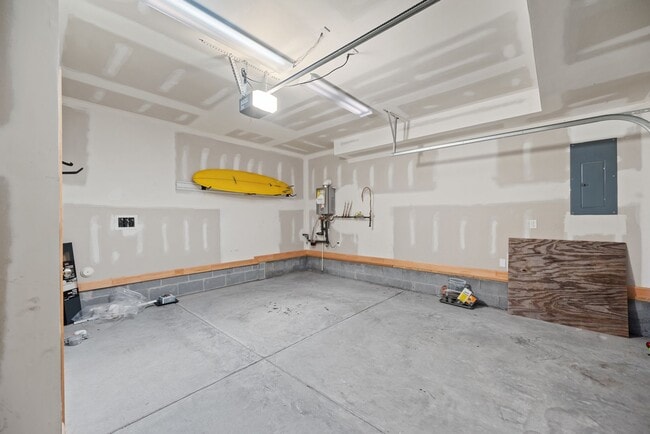 Building Photo - Chick's Beach Condo 3BR & 3.5BA w/2-car garage
